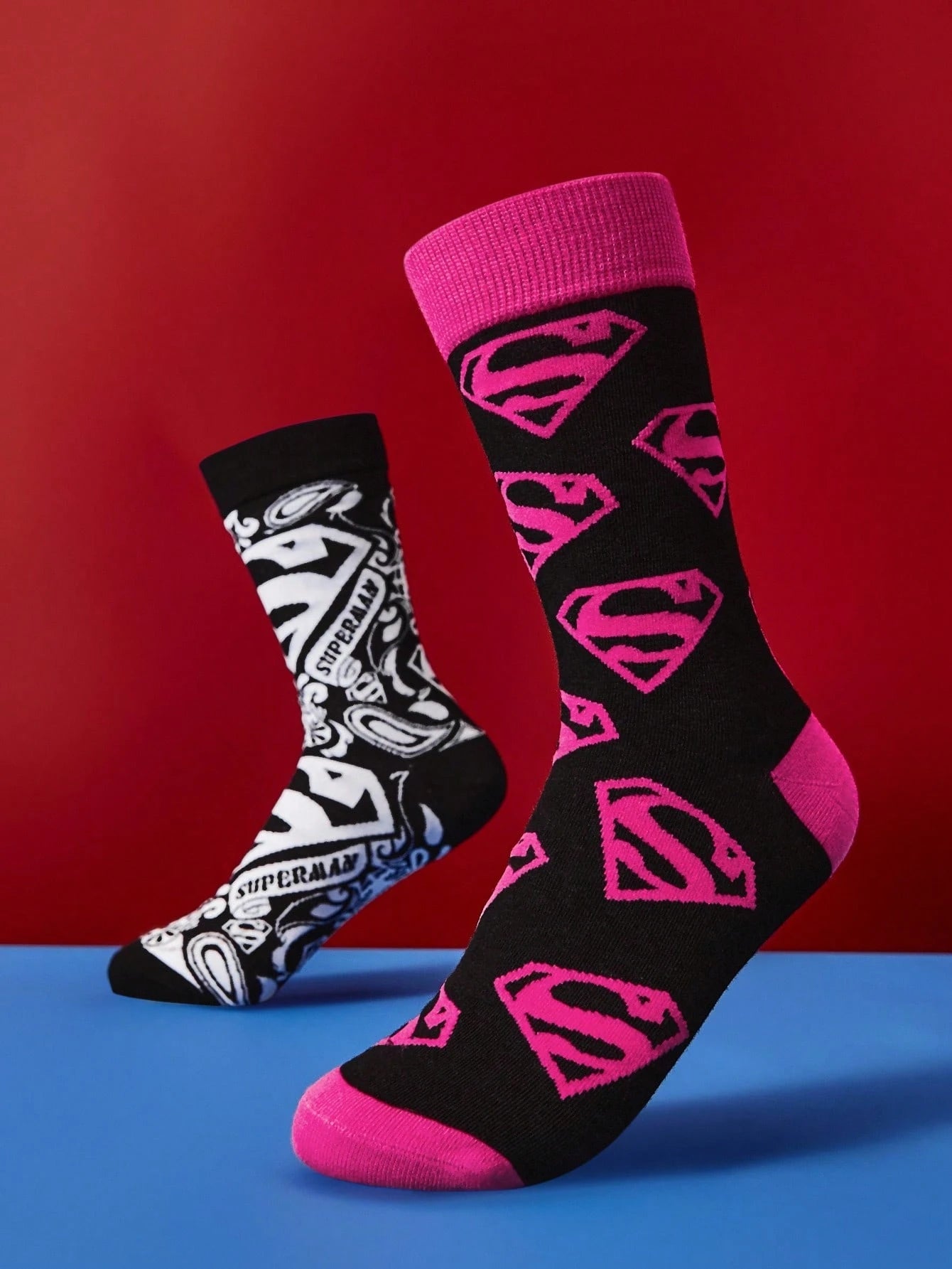 SUPERMAN 2 Pairs Unisex Breathable & Moisture-Wicking Crew Socks With Reinforced Toe And Heel, Superhero Logo Design, Suitable For All Seasons, Black And Pink