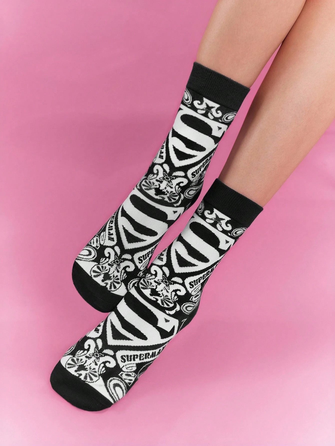 SUPERMAN 2 Pairs Unisex Breathable & Moisture-Wicking Crew Socks With Reinforced Toe And Heel, Superhero Logo Design, Suitable For All Seasons, Black And Pink
