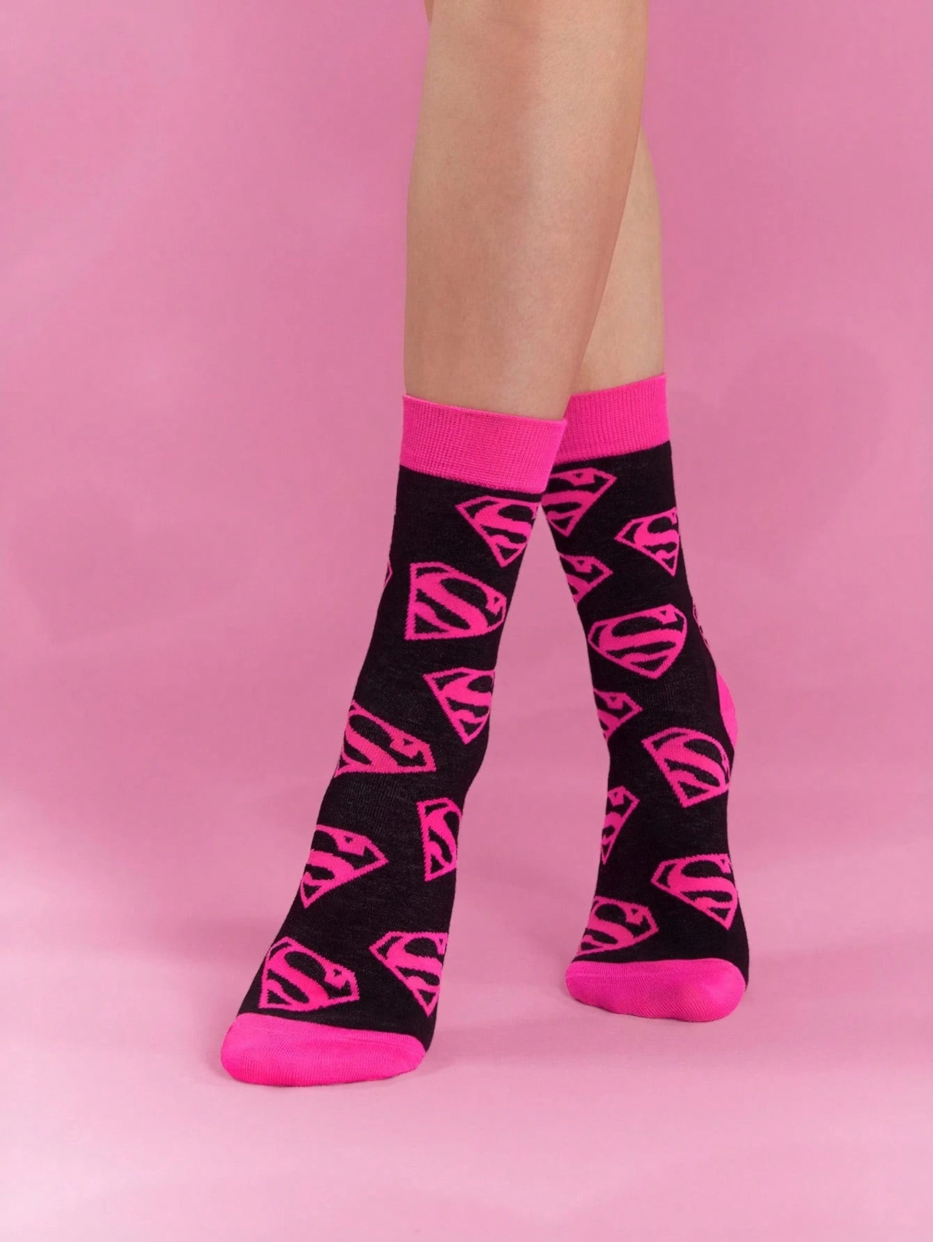 SUPERMAN 2 Pairs Unisex Breathable & Moisture-Wicking Crew Socks With Reinforced Toe And Heel, Superhero Logo Design, Suitable For All Seasons, Black And Pink