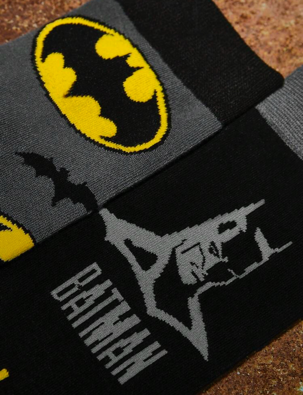 BATMAN 2 Pairs Hero And Bat Logo Pattern Colorblock Crew Socks,Suitable For All Seasons, Unisex,Men,Women, Cool Socks, Graphics Socks