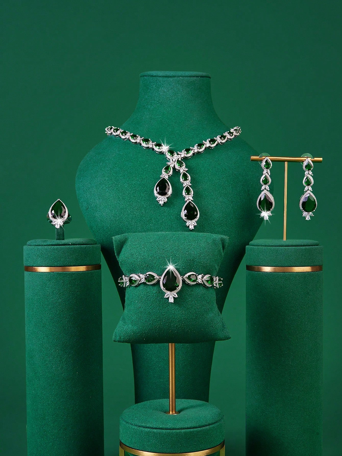 Luxury Jewelry Set With Green Artificial Zirconia Stone